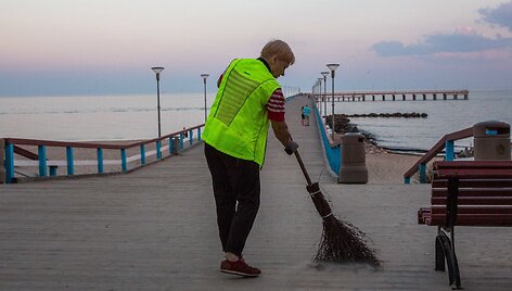 Palangos komunalininkai darbuotis pradeda tekant saulei