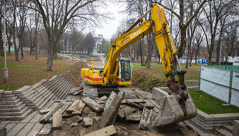 Reformatų skvere pradėti griovimo darbai