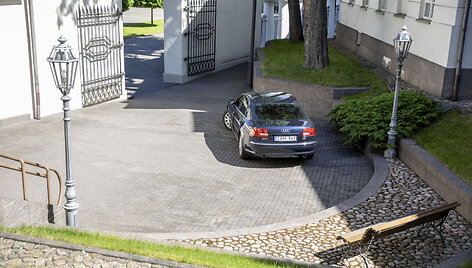 Automobilis, kuriuo vežiojamas Gitanas Nausėda