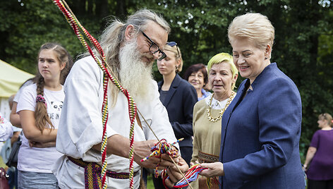 Dalia Grybauskaitė lankėsi medkopio pabaigos &scaron;ventėje senovinės bitininkystės muziejuje