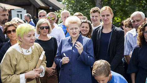 Dalia Grybauskaitė lankėsi medkopio pabaigos šventėje senovinės bitininkystės muziejuje