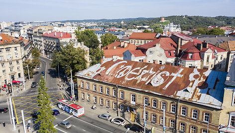 Užrašas „Coexist“ ant Pylimo g. 2 pastato stogo Vilniuje