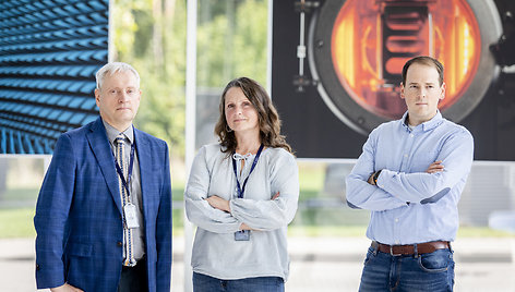 Fizinių ir technologijos mokslų centro (FTMC) direktorius prof. Gintaras Valušis, dr. Renata Butkutė ir dr. Linas Minkevičius