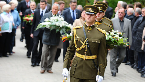 Prie A.M.Brazausko kapo Antakalnio kapinėse padėta gėlių