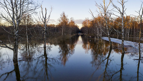 Besitęsiantis potvynis pridarė žalos keliui Šilutė-Rusnė
