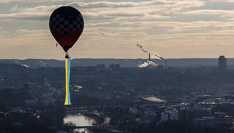 Vilniuje kilo 7 oro balionai su Ukrainos veliavomis ir vienas su Lietuvos trispalve