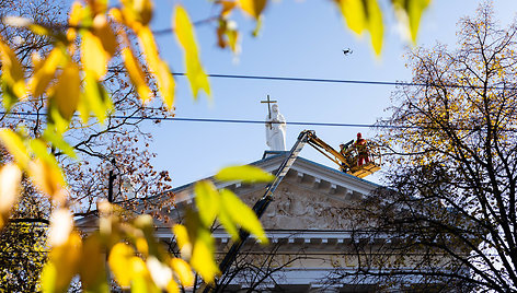 Sugrąžintos skulptūros ant Vilniaus evangelikų reformatų bažnyčios stogo