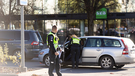 Konstitucijos pr. &bdquo;Volvo" partrenkė vežimėlį su kūdikiu