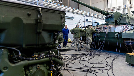 Generolo Romualdo Giedraičio artilerijos bataliono kariai apmoko Ukrainos mechanikus remontuoti savaeiges haubicas &bdquo;PzH 2000&ldquo;.