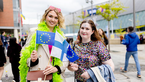 Stebėti antrojo „Eurovizijos“ pusfinalio rinkosi pasipuošę gerbėjai