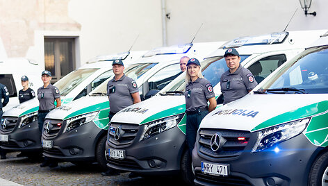 Naujų policijos automobilių &bdquo;Mercedes-Benz&ldquo; perdavimas.