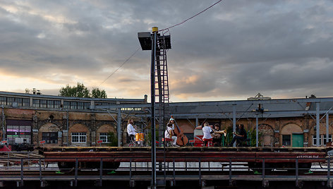 Performansas Liam Gillick ir Anton Vidokle „Kelrodė šviesa. 2 dalis“