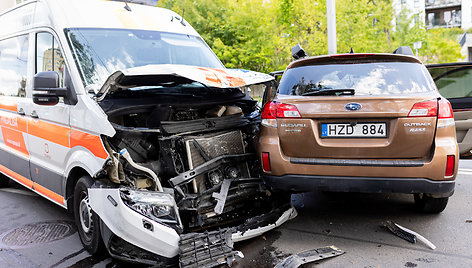 Greitosios pagalbos automobilio ir „Subaru“ avarija Antakalnyje