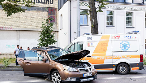 Greitosios pagalbos automobilio ir &bdquo;Subaru&ldquo; avarija Antakalnyje