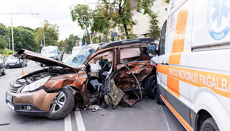 Greitosios pagalbos automobilio ir &bdquo;Subaru&ldquo; avarija Antakalnyje