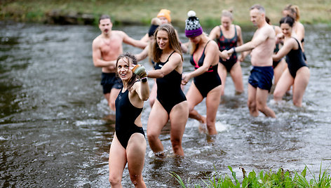 Vilnelės pankų bendruomenės nariai atidarė maudymosi sezoną.