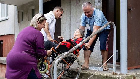 Negalią turinčią mamą Irena į dializę gali nuvežti tik padedama kaimynų