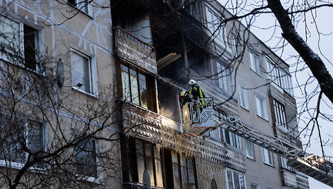 Ugniagesiai bando ištraukti žuvusiųjų kūnus