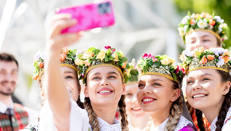 Lietuvos dainų šventės šimtmečiui skirtos menininko Ray Bartkaus instaliacijos „Sodai“ pristatymas