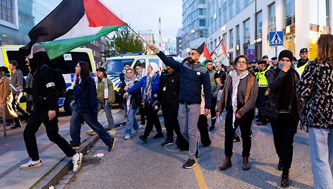 Likus valandai iki &bdquo;Eurovizijos&ldquo; finalo prie Malmės arenos policija sulaikė kelias de&scaron;imtis Palestinos rėmėjų
