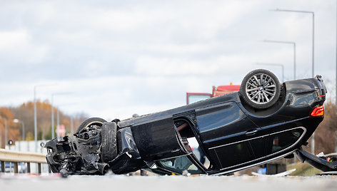 Trakų plente apsivertė BMW