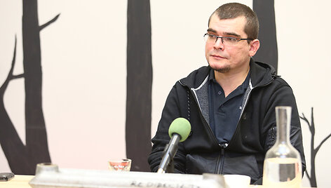 Emilis Vėlyvis   