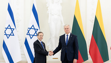 Isaakas Hercogas, Gitanas Nausėda