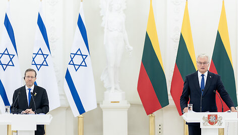 Isaakas Hercogas, Gitanas Nausėda
