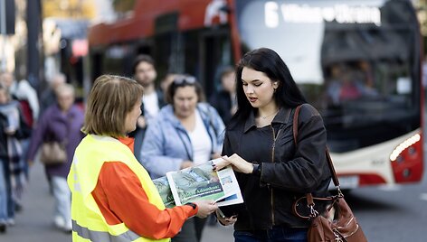 15min laikra&scaron;čio &bdquo;Atspari Lietuva&ldquo; dalinimas autobusų stotelėse