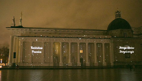 Kalėdinė pasaka ant Vilniaus katedros