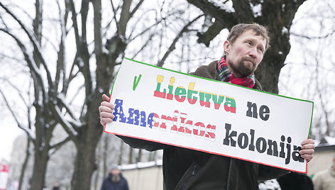 Prie JAV ambasados protestuoti susirinkę prorusiški veikėjai sulaukė atkirčio