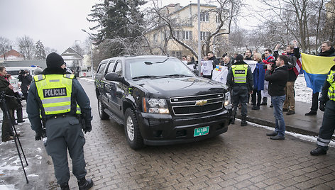 Prie JAV ambasados protestuoti susirinkę prorusiški veikėjai sulaukė atkirčio