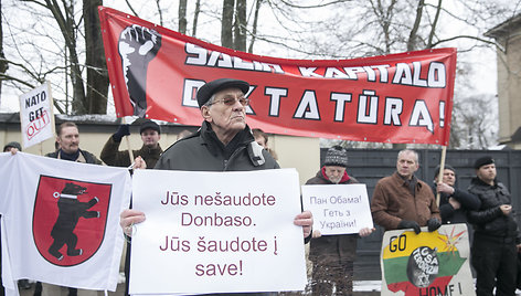 Prie JAV ambasados protestuoti susirinkę prorusiški veikėjai sulaukė atkirčio