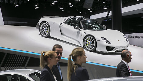 &bdquo;Porsche&ldquo; automobilių stendas Frankfurto automobilių parodoje