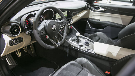 &bdquo;Alfa Romeo&ldquo; stendas Frankfurto automobilių parodoje