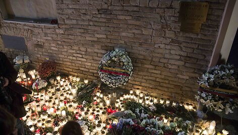 Minia vilniečių atėjo pagerbti Paryžiaus teroro atakų aukų