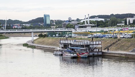 Barža Neries krantinėje