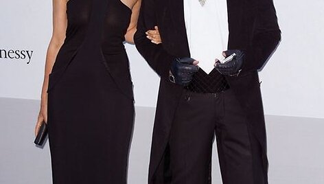 &bdquo;Vogue Paris&ldquo; vyr. redaktorė Carine Roitfeld (su mados korifėjumi Karlu Lagerfeldu)  ir &bdquo;Givenchy&ldquo; suknelė