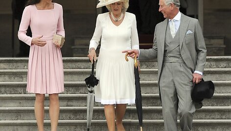 I&scaron; kairės: Kembridžo hercogienė Catherine ir Kornvalio hercogienė Camilla su vyru, princu Charlesu