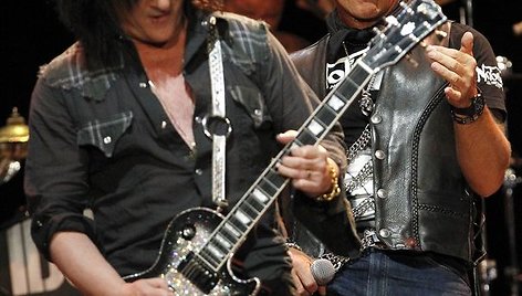Rokeris Billy Idolas (dešinėje) ir gitaristas Steve'as Stevensas
