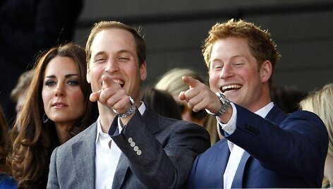 I&scaron; kairės: Kembridžo hercogienė Catherine bei princai Williamas ir Harry