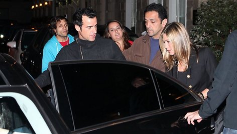 Justinas Theroux ir Jennifer Aniston po vakarienės restorane Paryžiuje