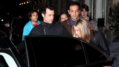 Justinas Theroux ir Jennifer Aniston po vakarienės restorane Paryžiuje