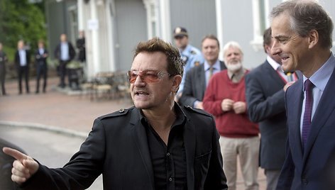 Dainininkas Bono (kairėje) su Norvegijos užsienio reikalų ministru Jonasu Gahru Stoere