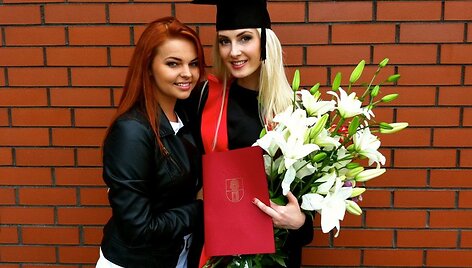 Kristina Ivanova (de&scaron;inėje) ir Gintarė Valaitytė