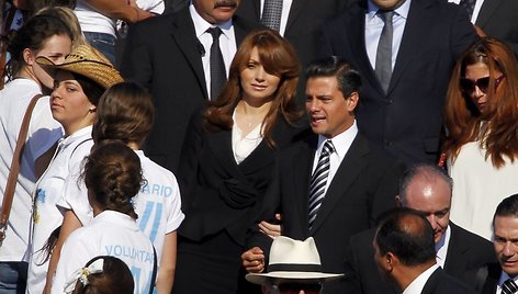 Angelica Rivera ir Enrique Pena Nieto (centre)