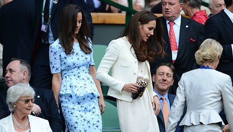 Pippa Middleton ir Kembridžo hercogienė Catherine (centre)