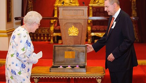 Karalienė Elizabeth II su Tarptautinio olimpinio komiteto vadovu Jacquesu Rogge