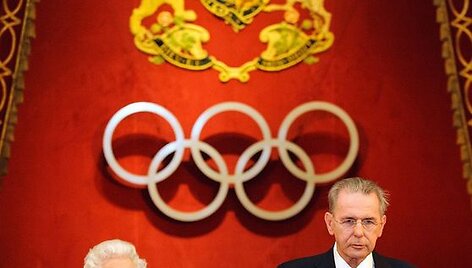 Karalienė Elizabeth II su Tarptautinio olimpinio komiteto vadovu Jacquesu Rogge