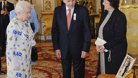 Karalienė Elizabeth II su Tarptautinio olimpinio komiteto vadovu Jacquesu Rogge ir jo žmona Anne